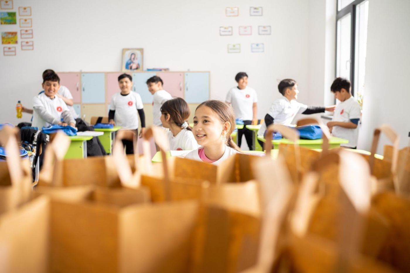 Sute de copii, sprijiniţi prin campania Fundaţiei Carmistin, Ziua Meselor Şcolare